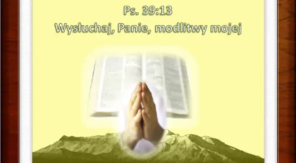 Złożone dłonie modlące się nad Biblią, na tle gór. "Wysłuchaj, Panie, modlitwy mojej" - to bardzo silna modlitwa.