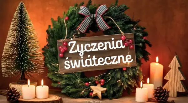 Wianek choinkowy z napisem "Życzenia świąteczne", ozdobiony wstążką, bombkami i lampkami. Obok stoją świece i choinki.