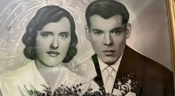 Para Młoda w dniu ślubu, przygotowująca się do 60 rocznicy ślubu. Bukiet róż i welon panny młodej.