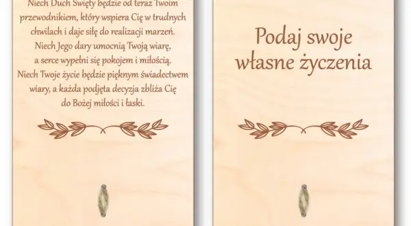Drewniane kartki z życzeniami na bierzmowanie. Jedna zawiera błogosławieństwo od świadka Marcina, druga miejsce na własne życzenia.