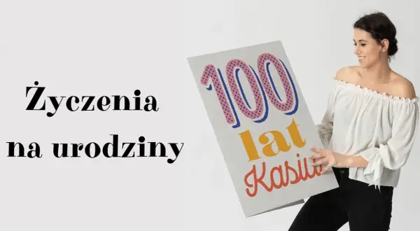 Kobieta z uśmiechem prezentuje kartkę z napisem "100 lat Kasiu!". To idealne śmieszne życzenia urodzinowe dla solenizantki.