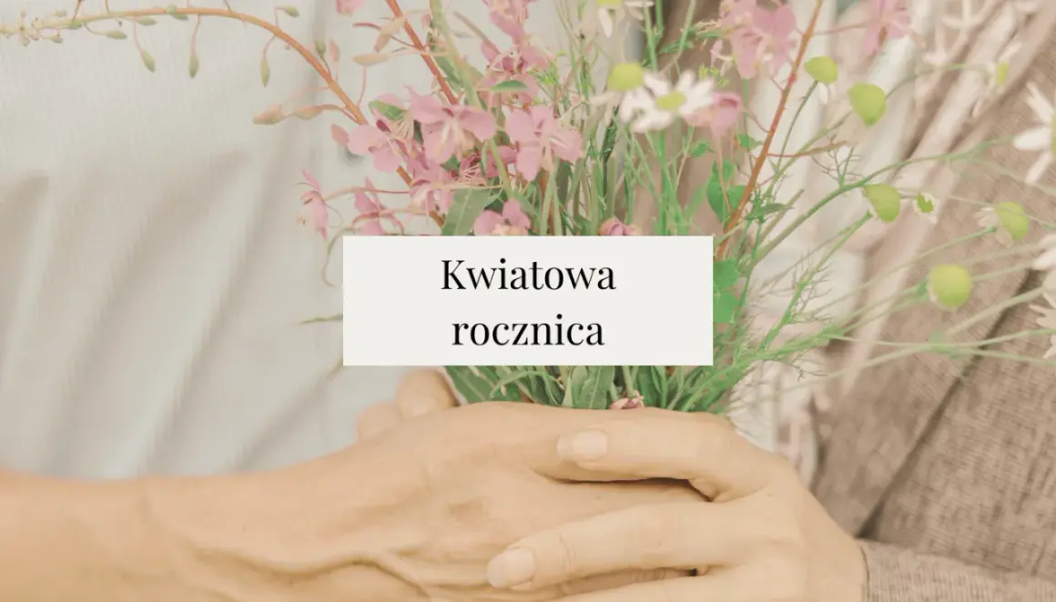 Dłonie trzymają bukiet polnych kwiatów. To piękna, kwiatowa rocznica, być może 4 rocznica ślubu.