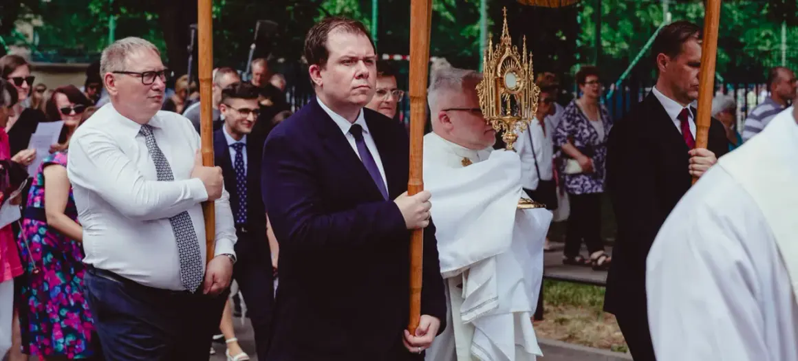 Uroczysta procesja z monstrancją, podczas której wierni czczą Eucharystię.