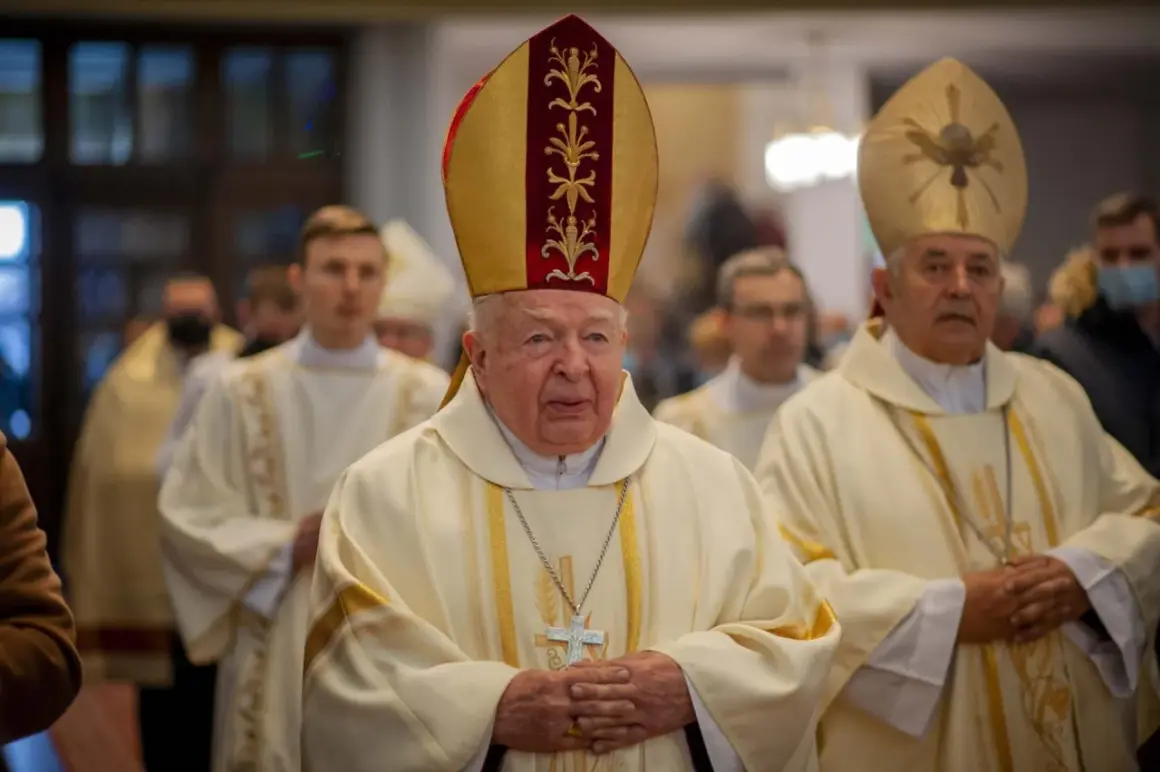 Trzech duchownych w szatach liturgicznych, jeden w mitrze z ozdobami.