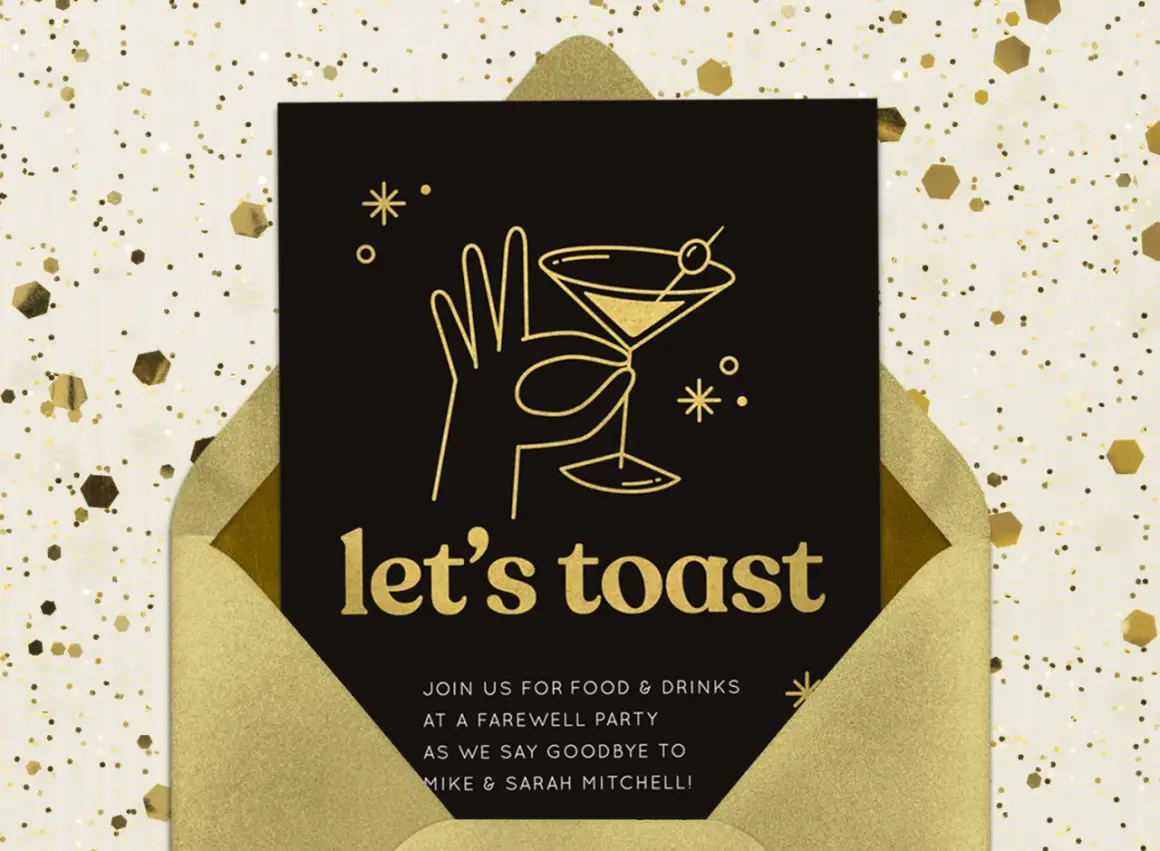 Złote zaproszenie na pożegnalne przyjęcie z kieliszkiem martini i napisem "let's toast". Idealne, by dowiedzieć się, jak zakończyć zaproszenie.