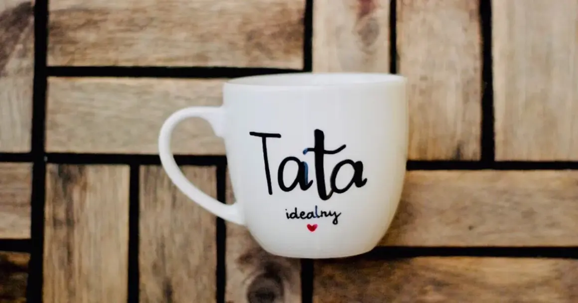 Biały kubek z napisem "Tata idealny" i serduszkiem, idealny prezent na Dzień Ojca.