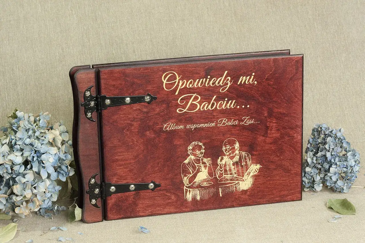 Drewniany album na wspomnienia z grawerem 