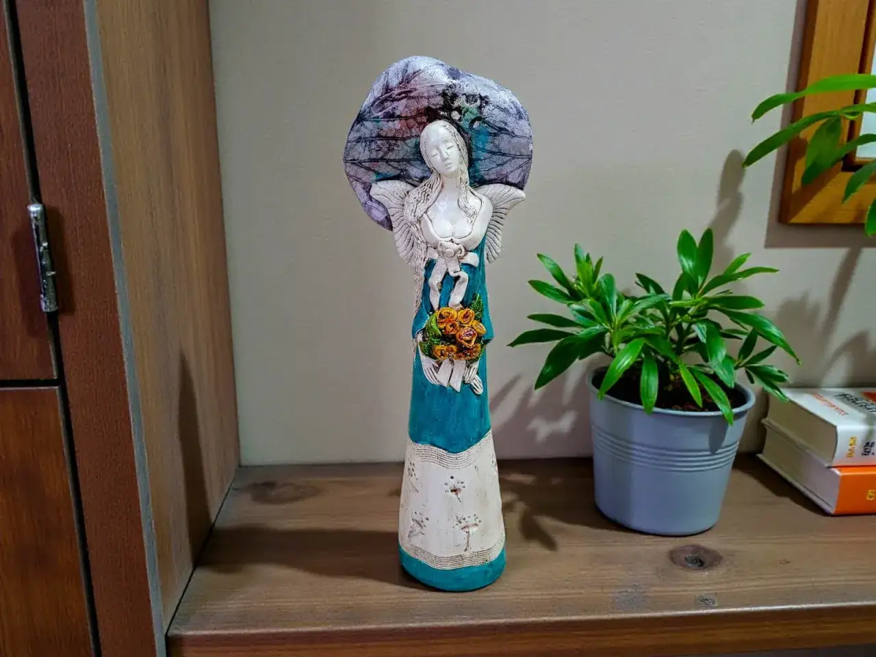 Figurka anioła z bukietem kwiatów, idealna na 18 rocznicę ślubu.