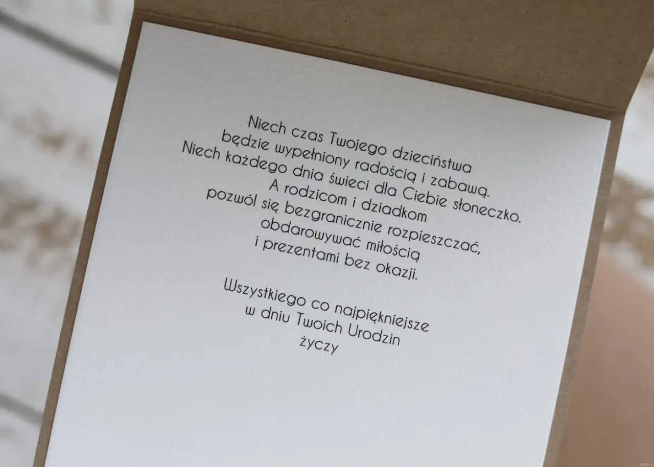 Mądre życzenia dla dziecka: Niech dzieciństwo będzie pełne radości, a każdy dzień słoneczny. Pozwól rodzicom i dziadkom rozpieszczać Cię miłością i prezentami.